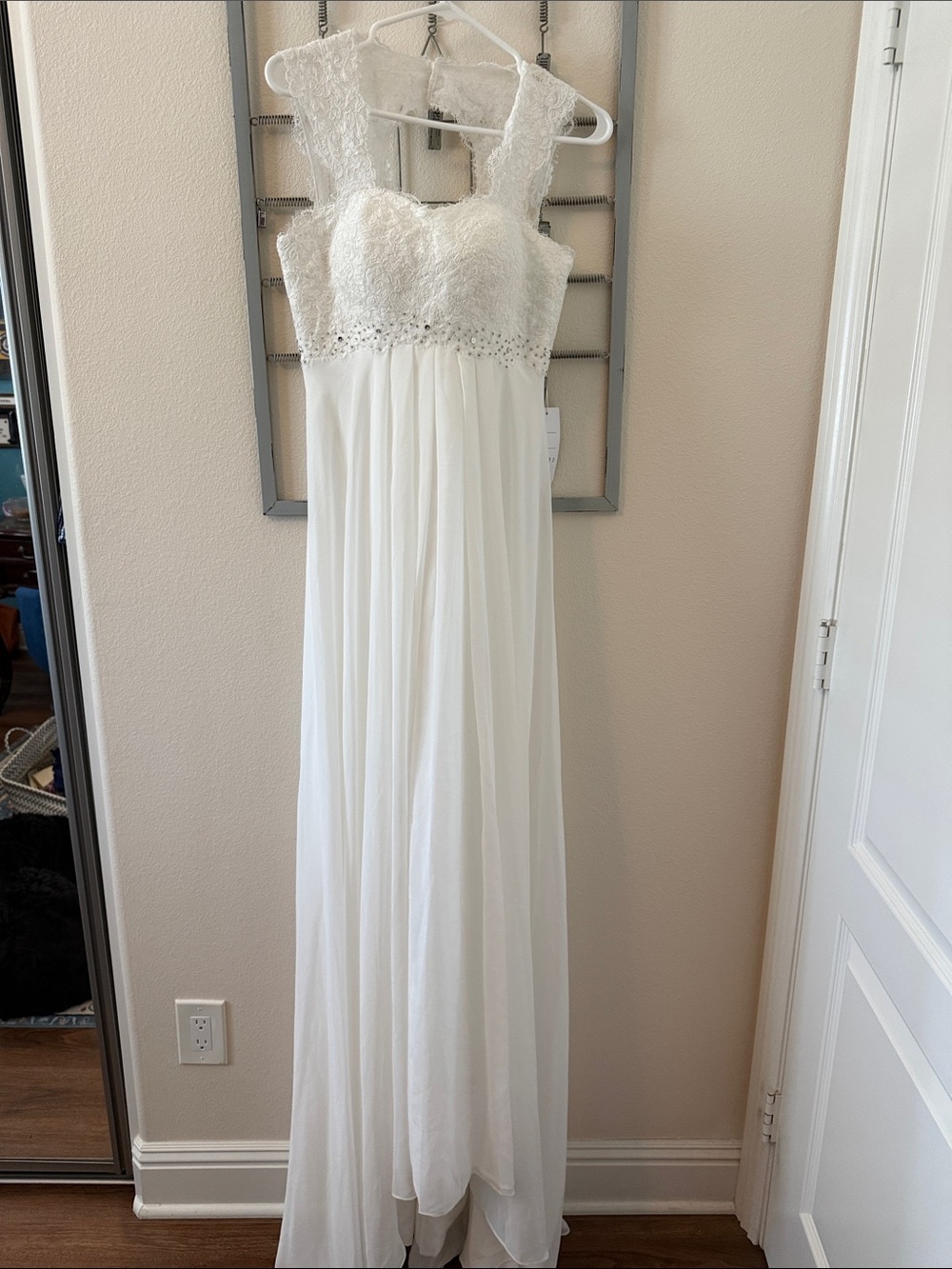 White Lace Bodice Chiffon Wedding Dress Size 2 NWT
